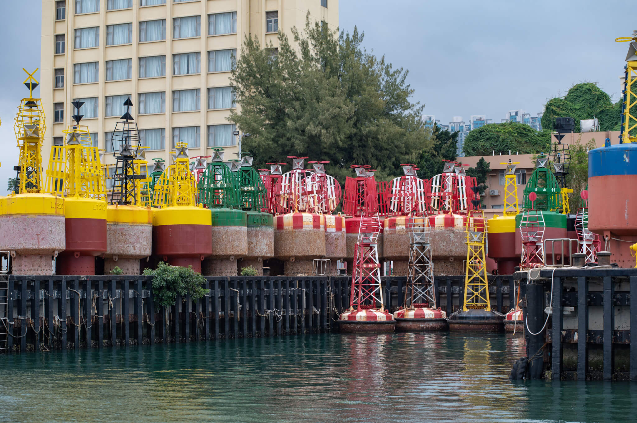 去年十一月的海運周，Matthew前往參觀昂船洲政府船塢的輔航設備及繫泡組工場和青洲燈塔（圖片由受訪者提供）
