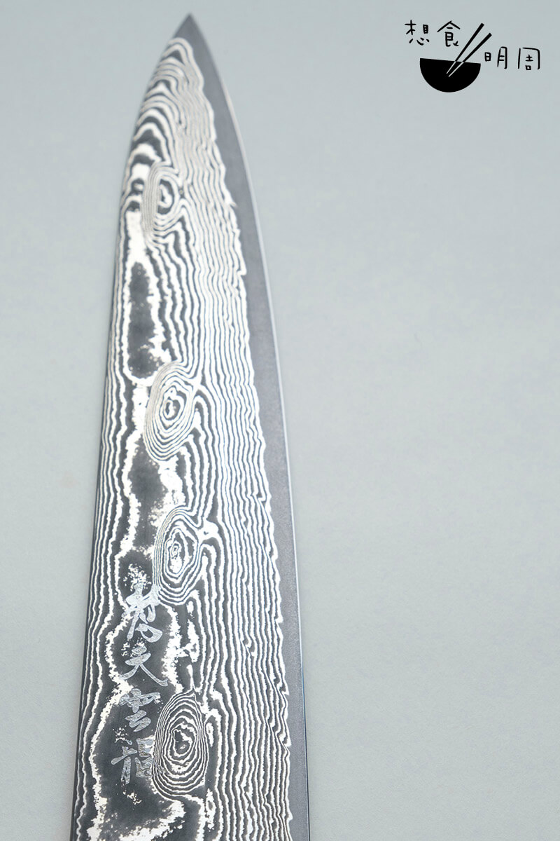 廚刀上精美的大馬士革花紋除了賞心悅目，也具防止食材黏刀的功效。