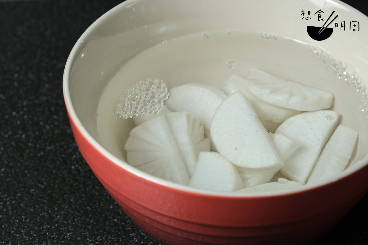 待白蘿蔔釋出水分後倒去水分，使用涼開水將鹽分沖洗乾淨。