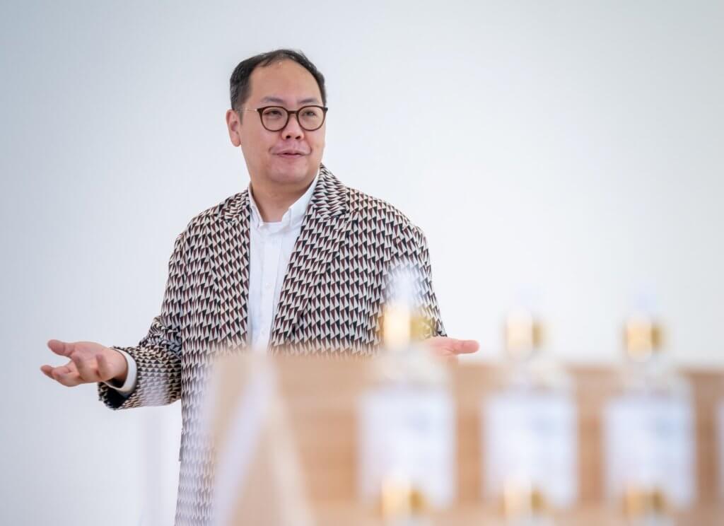 Artisenses創辦人John入行將近二十年，經歷香水行業的不同崗位。