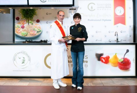 星級學員劉心悠完成了共540小時的烹飪課程，獲得「法國IDE烹飪藝術文憑課程」畢業證書。