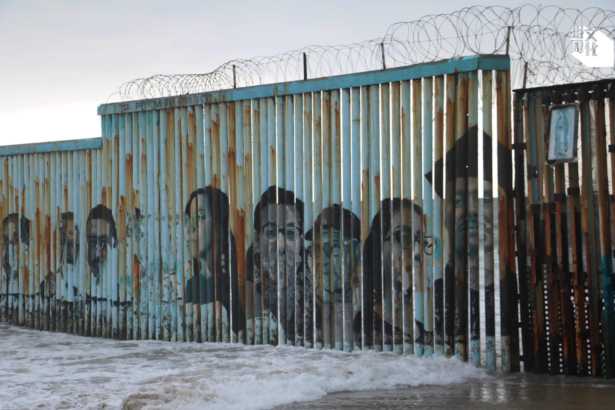 蒂華納海灘的圍牆上有十多幅人像畫，訴說移民在童年入境美國，成長後被驅逐出境的故事，Tania（右二）也是其中一個主角。