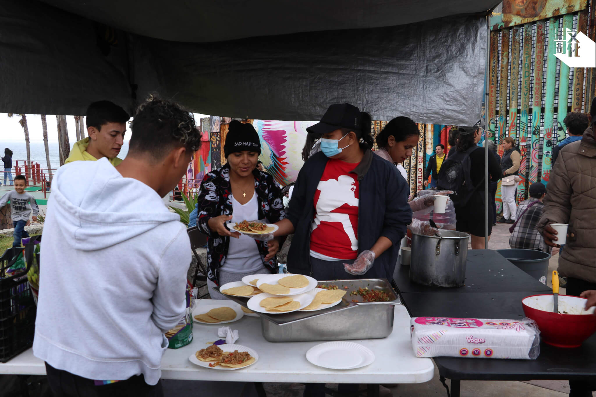 移民廚房每逢周日準備一百份食物，為當地移民、被驅逐者與無家者提供溫飽。