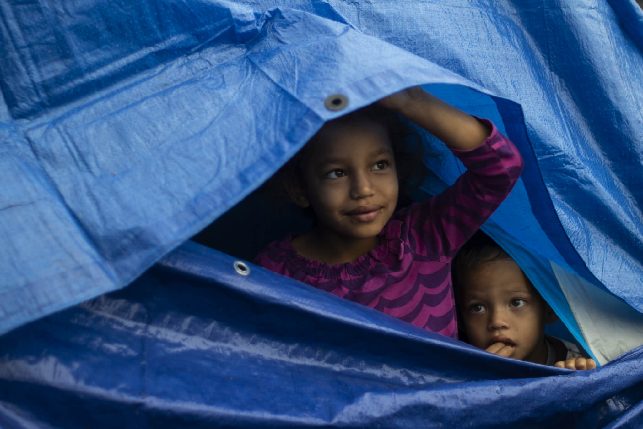 Central American migrant children, part of a caravan whicho has trekked for a month across Central America and Mexico in hopes of reaching the United States, remain at a temporary shelter in Tijuana, Baja California State, Mexico, in the border with the US, on November 29, 2018. - Still stinging from the tear gas that beat back their attempt to breach the US-Mexican border, members of the Central American migrant caravan are starting to lose hope, and in some cases are turning back. (Photo by PEDRO PARDO / AFP)