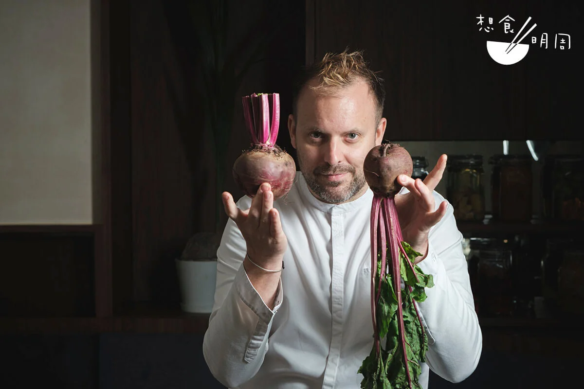 法籍主廚David Toutain生於法國諾曼第，現時在巴黎擁有一家同名餐廳，並獲得米芝蓮二星及綠星。Feuille是他首家海外餐廳，在法語有「葉子」的意思。他以好奇的目光看待本地農水產，嘗試融入進自己的菜式中。