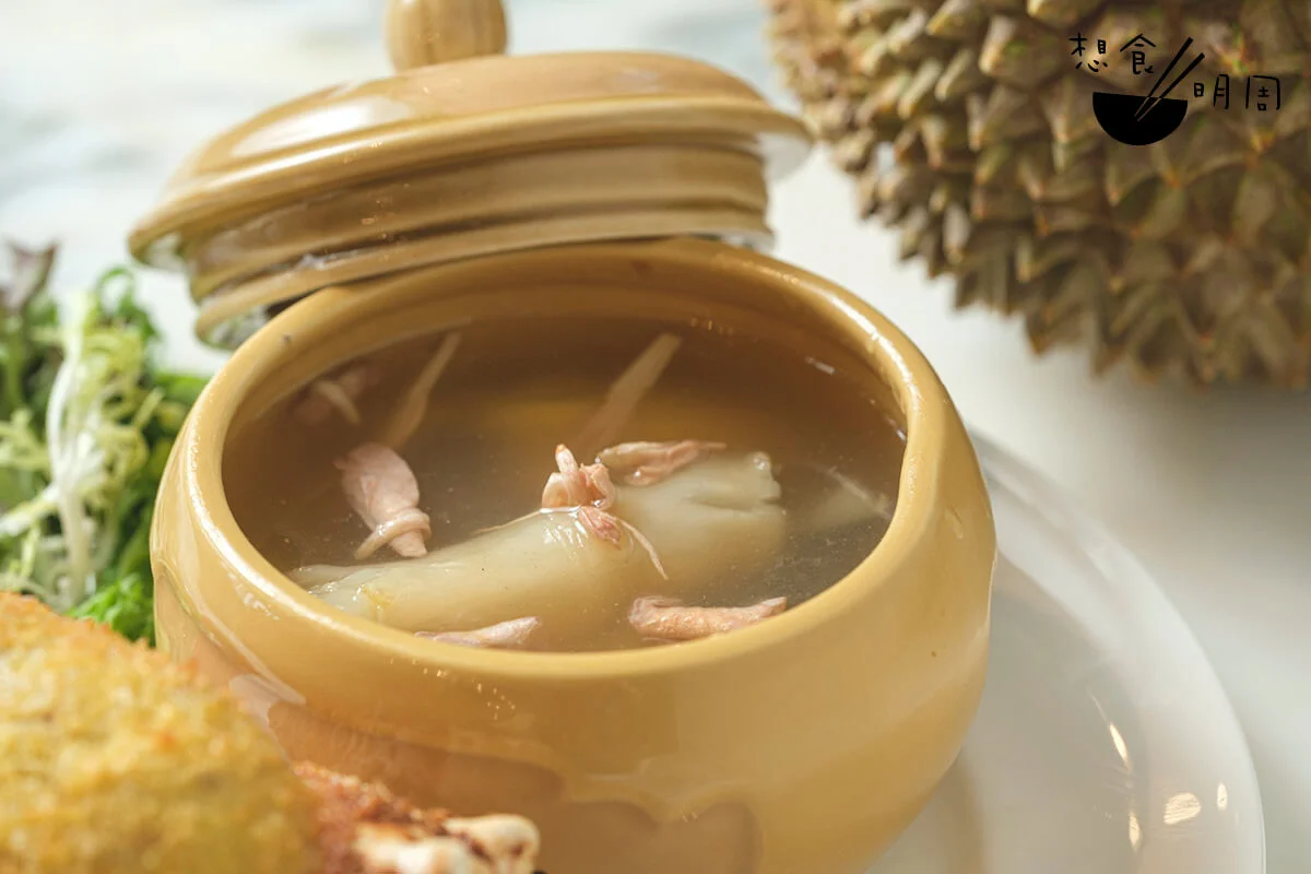 貓山果皇花雪蓮子烏雞燉鱈魚膠湯//燉湯裏烏雞與榴槤的配搭，味道很清淡卻很香。