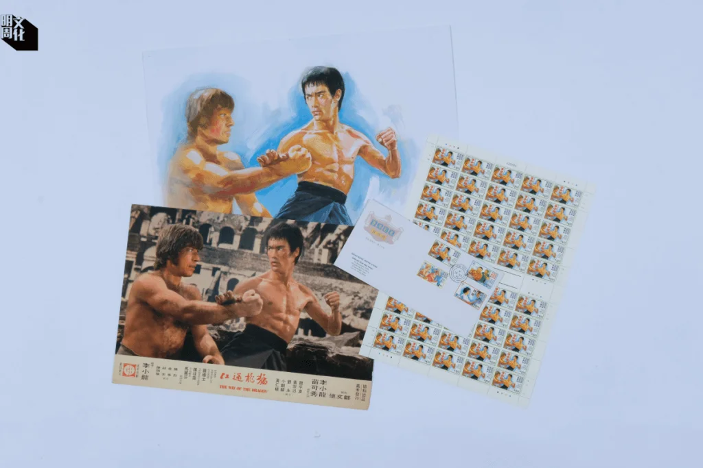 一九九五年，郵政署首次推出李小龍為郵票，吳貴龍收藏了郵票的原稿，由資深戲院畫師黃金參照《猛龍過江》電影劇照繪製而成。