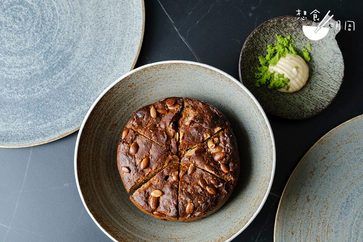 Feuille Bread – Dill Pil Pil//愈來愈多餐廳對餐桌麵包一絲不苟，這裏亦不例外，發酵麵糰混入南瓜籽及亞麻籽，外脆內軟。驚喜是旁邊的抹醬，用多寶魚菜式餘下的魚骨熬煮出的膠原蛋白，以及刁草、青檸汁等打成，個人認為比牛油更美味。（嘗味晚餐之一） 