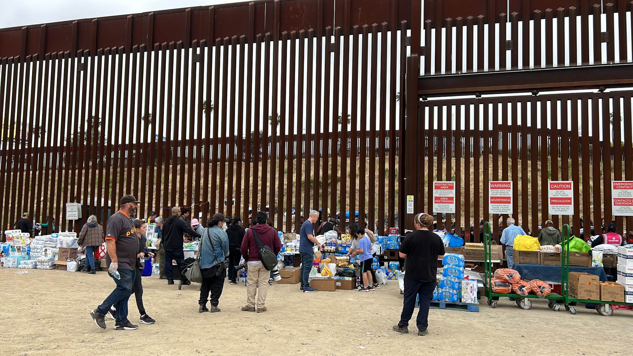 移民滯留邊境期間，不少美國人自發捐贈物資，將食物、水、禦寒衣物等運進牆內。（攝：Nina Douglass）