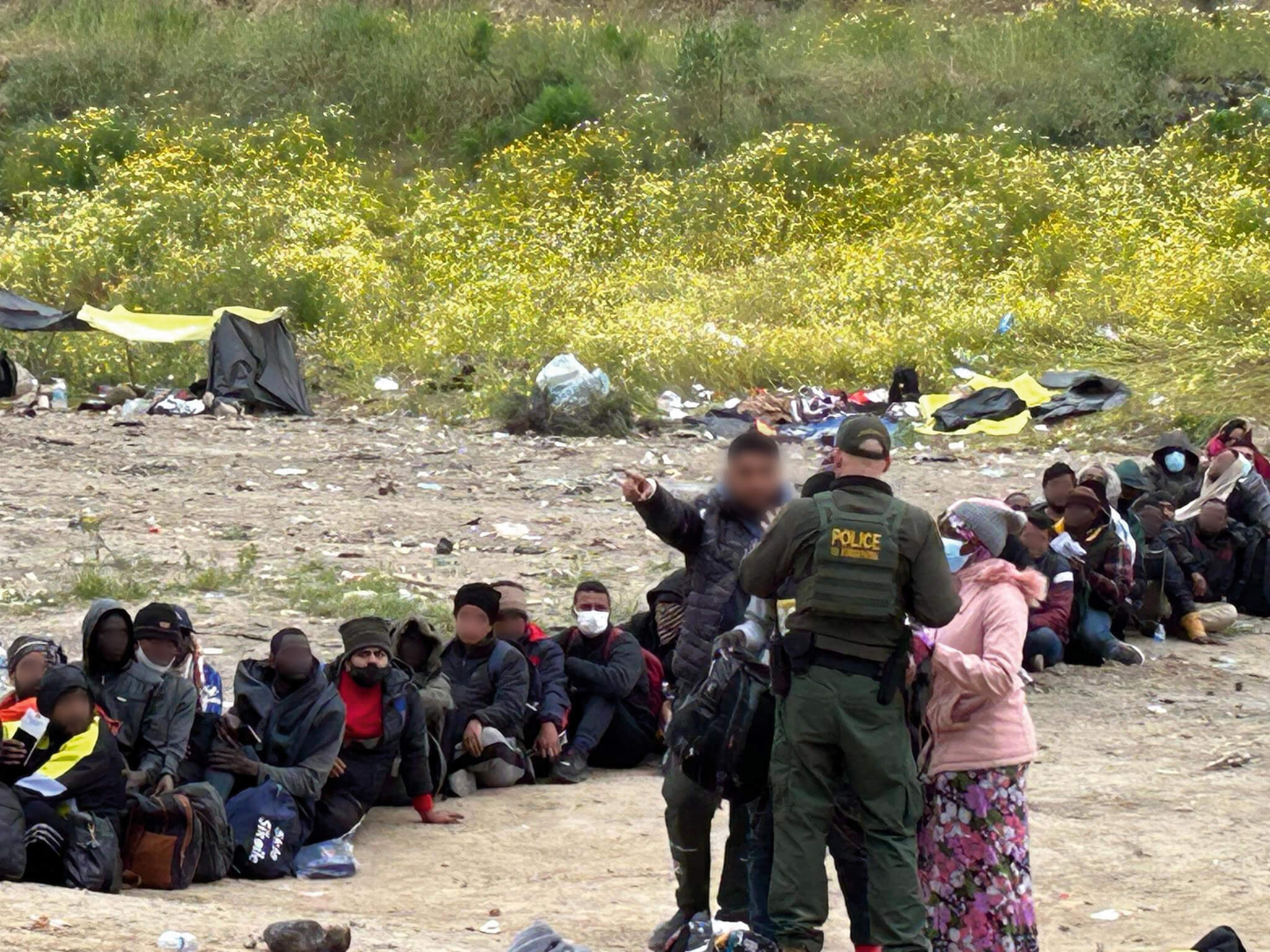 今年五月，《第四十二條法案》失效前後，聖地牙哥邊境有大批移民在兩道圍牆之間滯留多日。（攝：Joe Orellana）