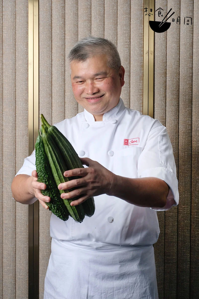 王達新師傅是粵菜分區主任廚師。多年的當廚經驗，讓他熟知如何用冬瓜、苦瓜等於炎夏消暑，做到順時養生。