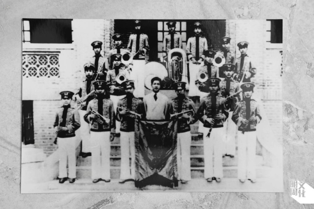 廣州東山培正中學銀樂隊在培正中學紅磚小樓青年會合照，二樓是培正銀樂隊的排練場地。中間者為冼星海，相片攝於民國十七年（1928年）。