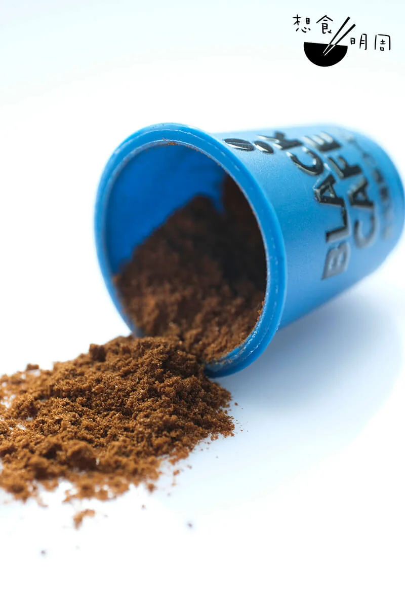 由Mars監製的精品即溶咖啡，現時推出了藍、 黃、綠共三款口味，以一盒九粒的形式賣。圖 中的藍色是用瓜地馬拉的單品咖啡豆做成，專 為喜歡齋啡的人而設。($150/盒)