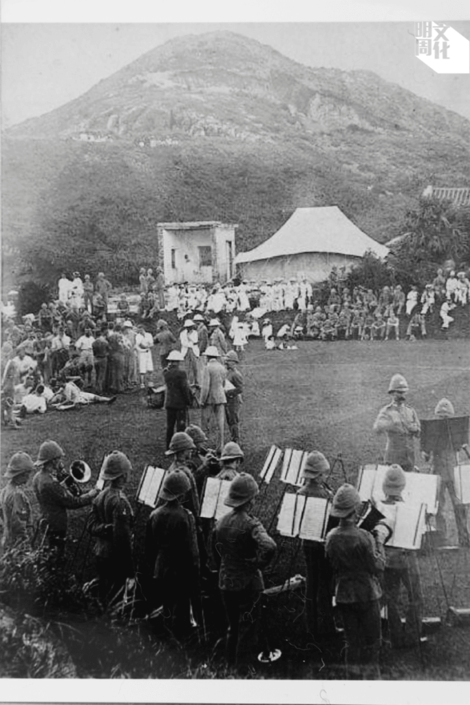 英軍軍樂隊是香港西洋音樂傳播的重要推手，圖為英軍軍樂隊在太平山柯士甸山公園演出的情形，軍團和年份不祥。