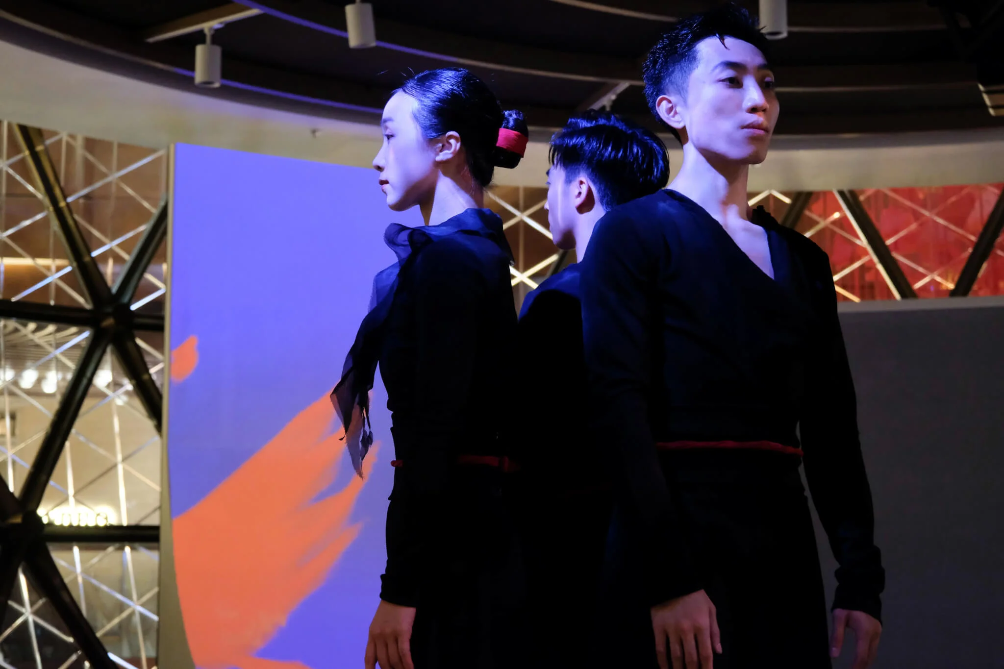 香港舞蹈團於K11 MUSEA演繹藝術總監楊雲濤所編排的《重生．達境》環境舞蹈。