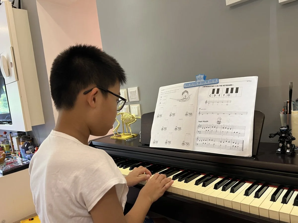 重拾彈鋼琴的興趣，由顯淺歌曲開始練習