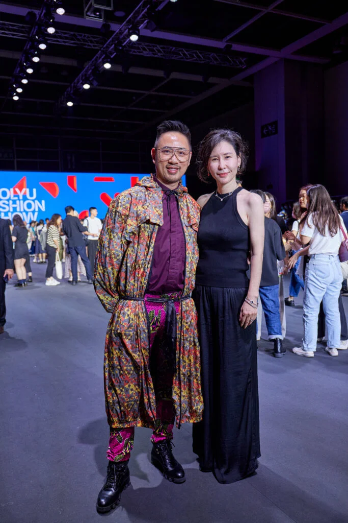 星級嘉賓著名設計師黃秉道 ( Manix Wong ) 與理大時裝及紡織學院院長Erin Cho教授合照。