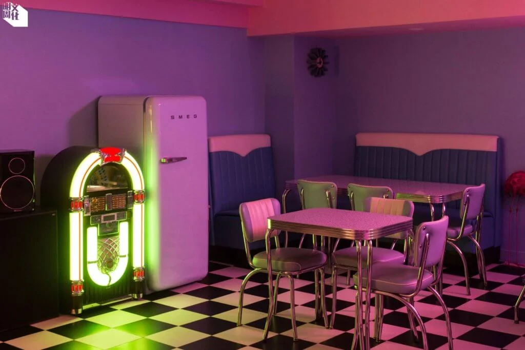 工作室的一角有一個五十年代美式風格的餐廳場景，貫徹他們對Rockabilly文化的喜好。