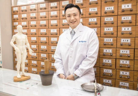 徐澤昌博士 中醫師 出身於中醫世家，熱愛中 醫學、健康、生命、大自 然及運動的香港註冊中醫 師，具有醫學博士、針灸 學碩士資格。