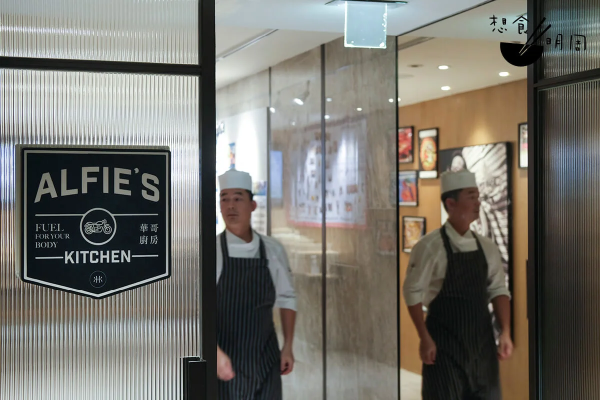 華哥廚房位於香港瑰麗酒店同事們上班的必經要道上，基本上每天吃甚麼，上班一刻早已一目瞭然。
