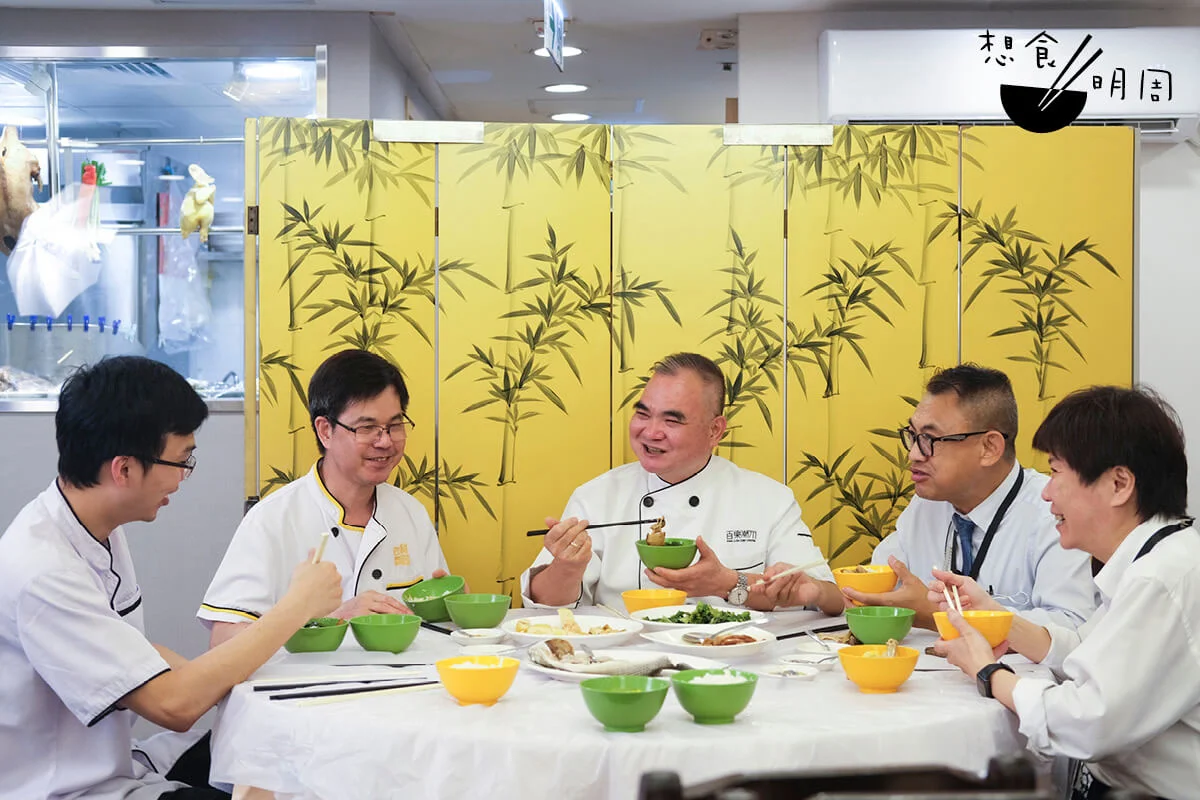 明哥（左二）、德師傅（左三）和Joe哥（右二）喜歡和同事一齊食飯，也很留意同事對福食的評價。