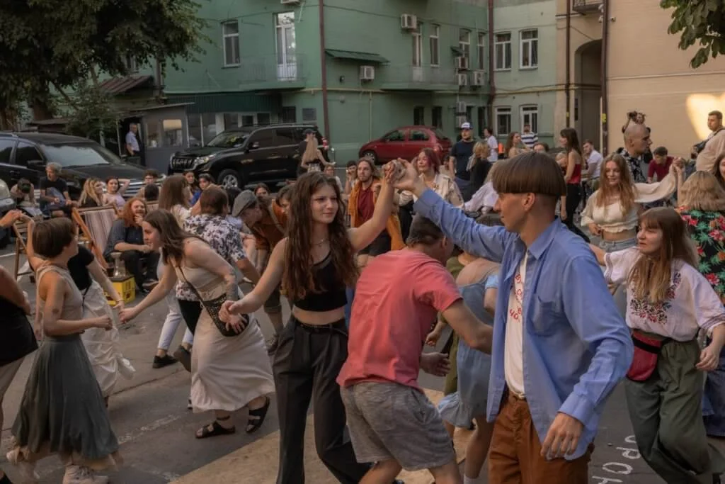 八月十三日，烏克蘭人在首都基輔一間後院酒吧跳舞。戰爭雖然持續，但生活需要盡量維持。