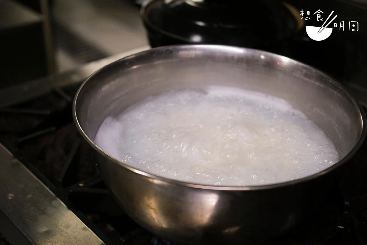 潮州酒家福食不可缺少的潮州粥，我在家總煲不好，德師傅指點是米、水比例和煲煮時間問題。