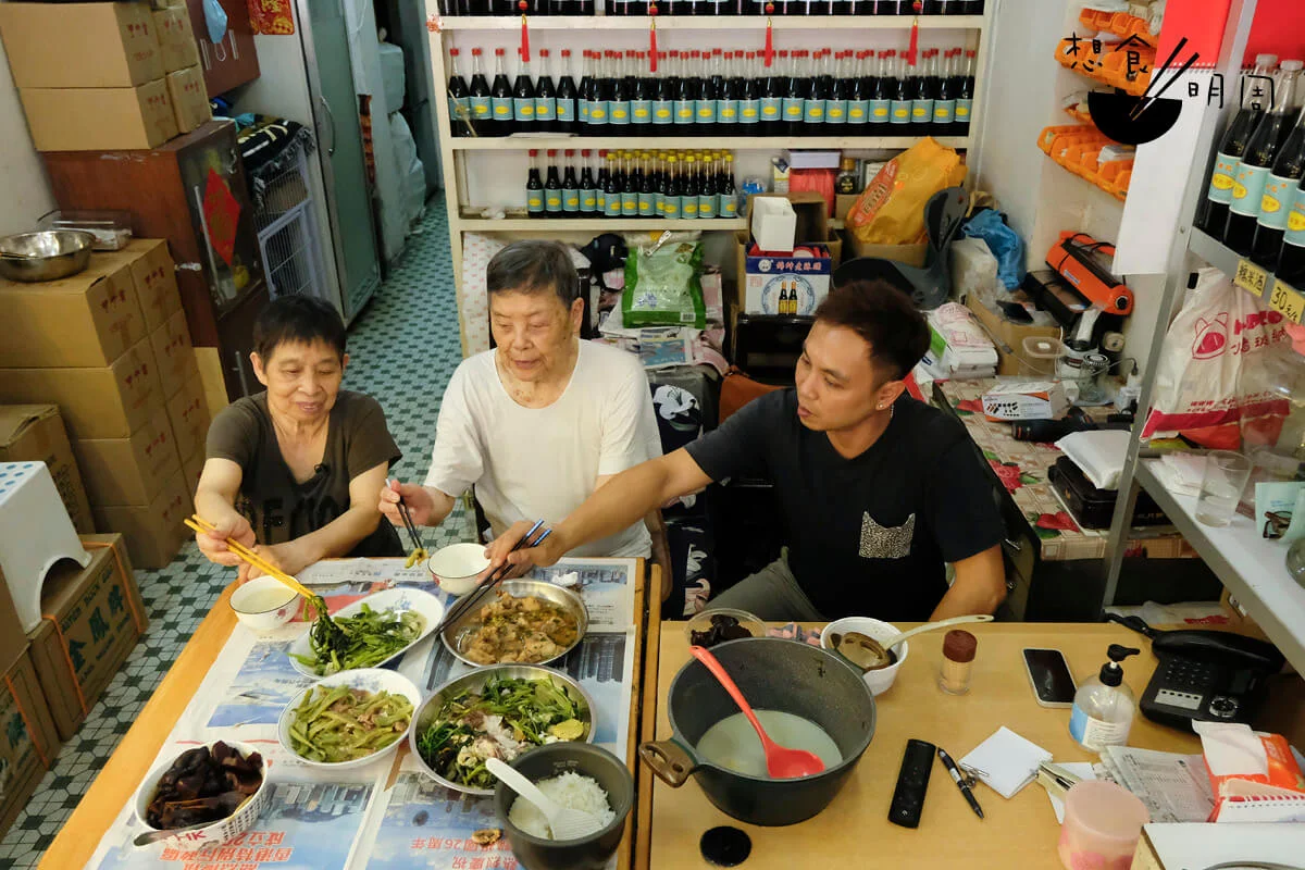 由於店中有兩位同事放假，走訪當天周記醬料就只得三人食飯，期間有顧客臨門亦照常招呼。 