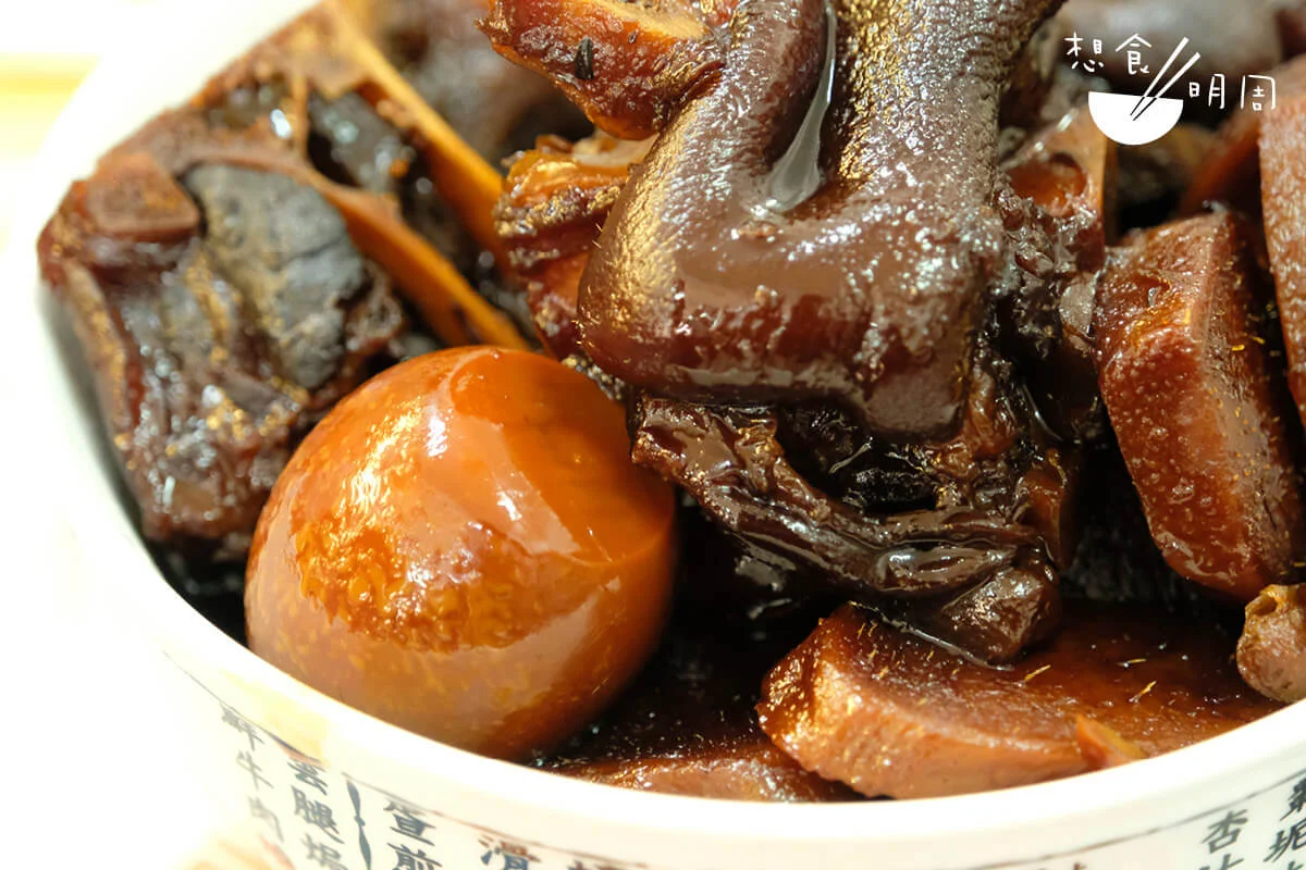 酸酸甜甜的豬腳薑，以古法用銅鑊製 作，夏天吃時令人舌底生津胃口大開。