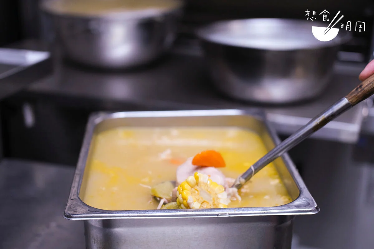 無論滾湯，抑或老火湯，潮州中的福食一定要有湯。這天的粟米青紅蘿蔔煲豬腱十分鮮甜
