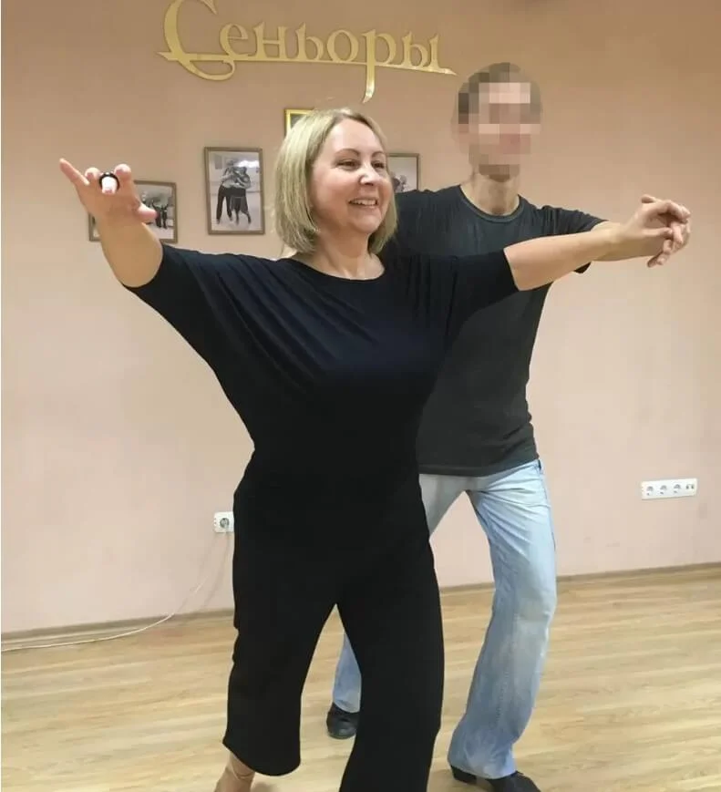 四十七歲的治療師Svetlana Koval跳了兩年社交舞。雖然很多烏克蘭人認為，戰時不應享樂，但她認為生活中的小幸福並非微不足道。
