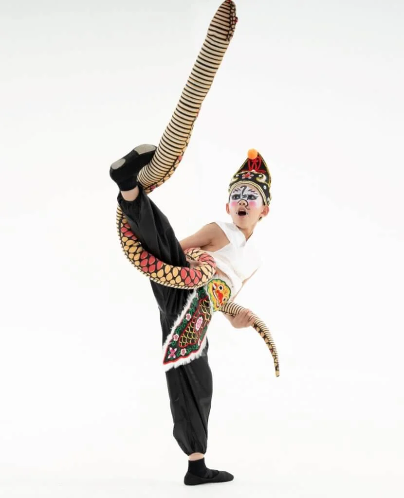 《水不揚波》將英歌中的臉譜作了藝術加工