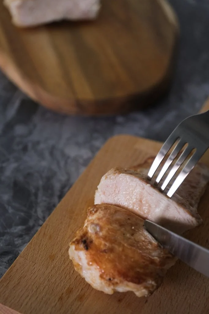 採用先煎後焗的煮法,令肉質保持嫩滑多汁。