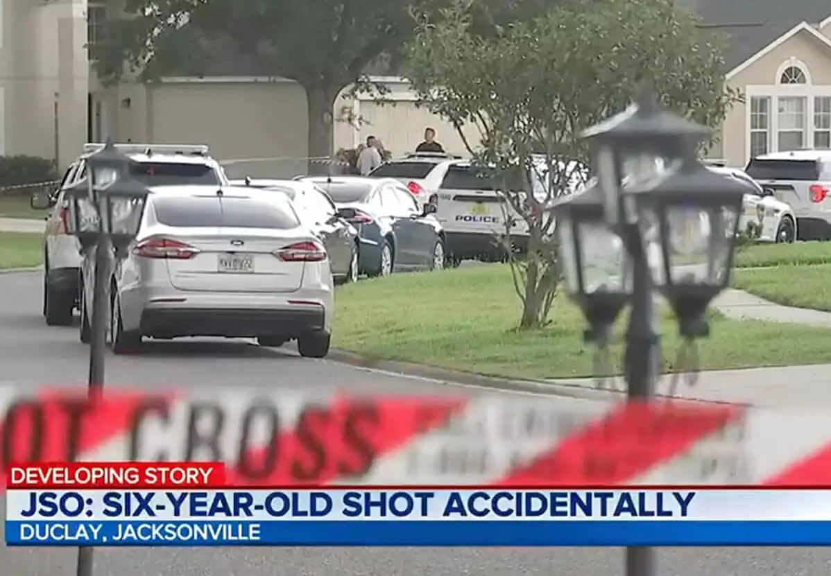 2023年美國當地時間8月14日下午約三時，一名9歲兒童開槍打中6歲兒童，後者送院後不治。圖為佛羅里達州慘案現場。