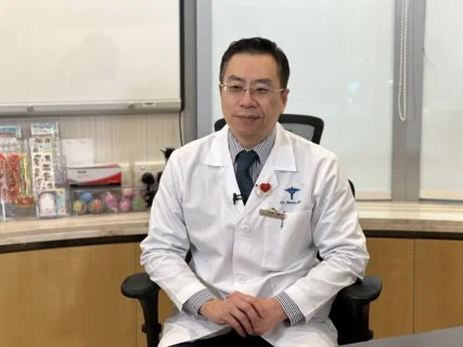 何學工醫生 兒童免疫、過敏及傳染病科專科醫生 香港大學名譽臨床副教授（兒科） 