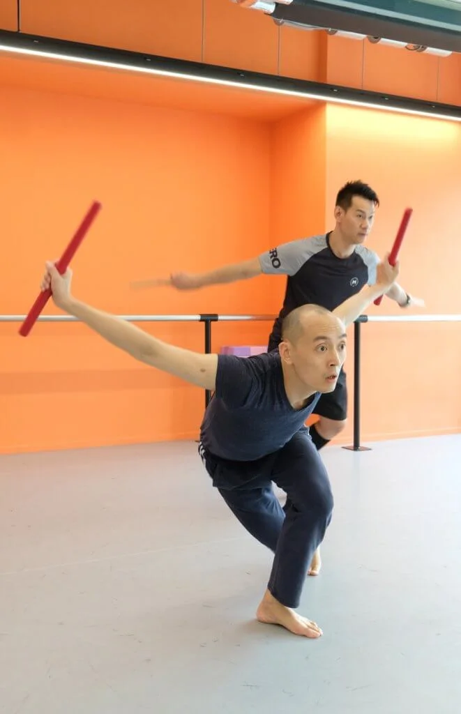 導演及編舞陳磊（後）指導舞者楊浩（前）使用英歌槌的力度和重心把控