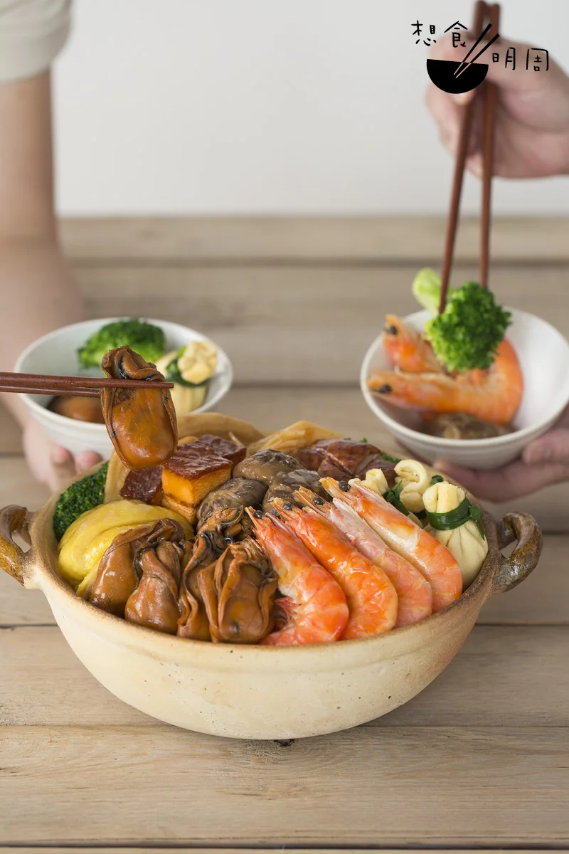 現代人吃盆菜不忘健康。楊師傅研發時亦多 起用低脂肪的海味，如韓國特大蠔豉、蝦等，以及加入適量蔬菜。