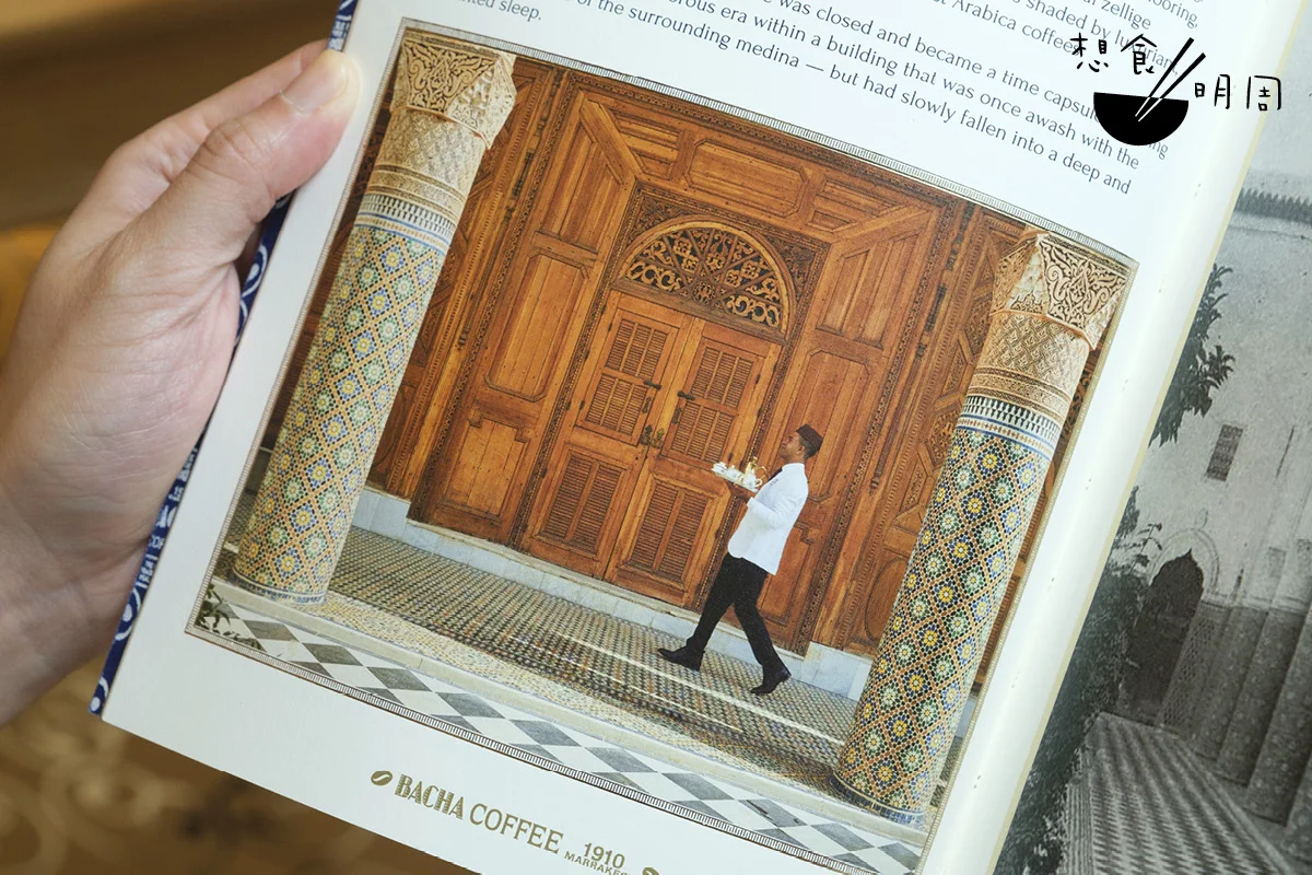 從店家自行推出的圖書《Marvellous Moroccan Moka》中，可以看到於一九一〇年開設於馬拉喀什Dar el Bacha宮殿的總店原貌。