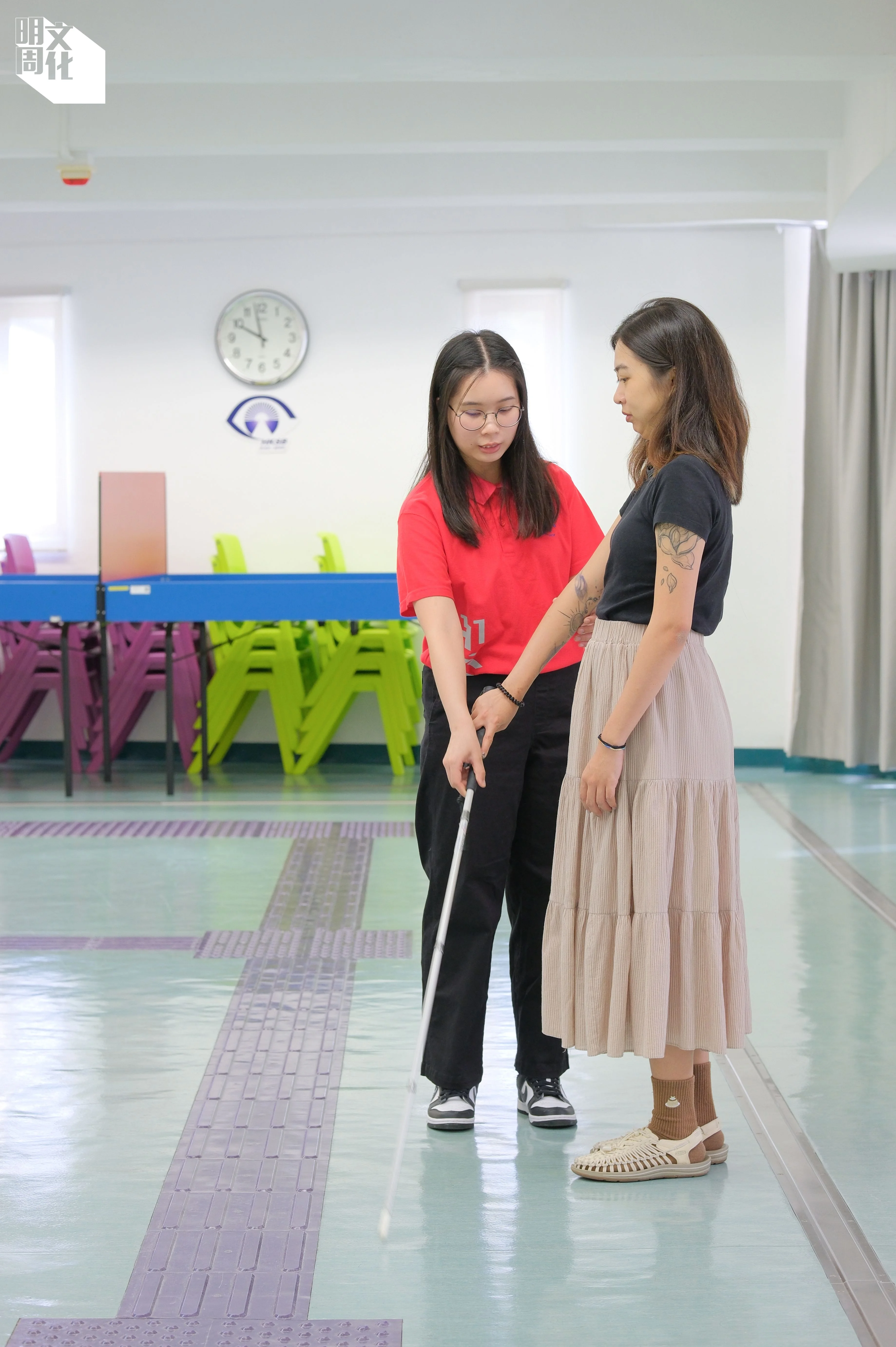 香港盲人輔導會復康中心復康導師徐姑娘（左）認為，Kelly的勇敢讓她印象深刻。不少同學需要花一點時間做好心理準備，才能 合上雙眼練習定向行走的各種技巧，但Kelly總是毫不猶豫地嘗試各種閉眼練習。