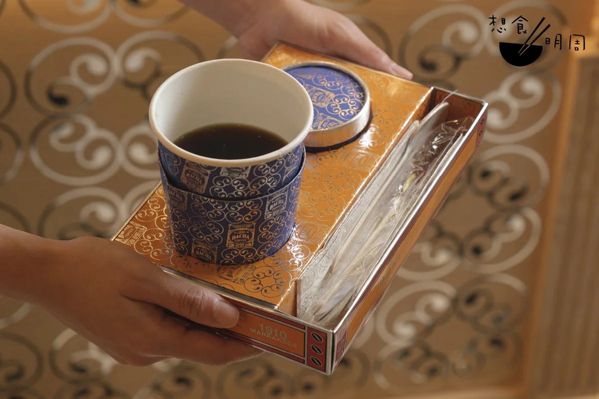 雖然現時店家只做外賣咖啡，但從那阿拉伯紋 飾的紙杯包裝來看，還是 感受到店家的一番心思。 咖啡有冷有熱，都是以手沖為主。每份均附上一份法式香緹鮮奶油及糖棒。