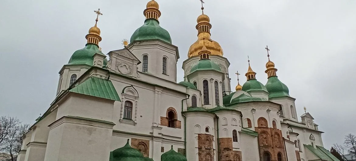 位於烏克蘭基輔的聖索菲亞主教堂與佩徹爾斯克修道院，因受戰火威脅，被列入列入《瀕危世界遺產名錄》。
