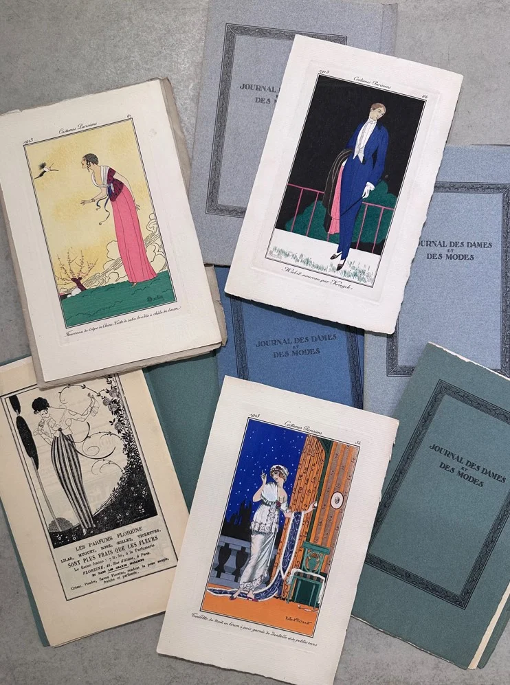 除了插畫之外，吳小姐亦收藏了一系列《Le Journal des Dames et des Modes》（1912-1914）的雜誌，裏面的文章同樣反映當時歐洲上流社會的品味。