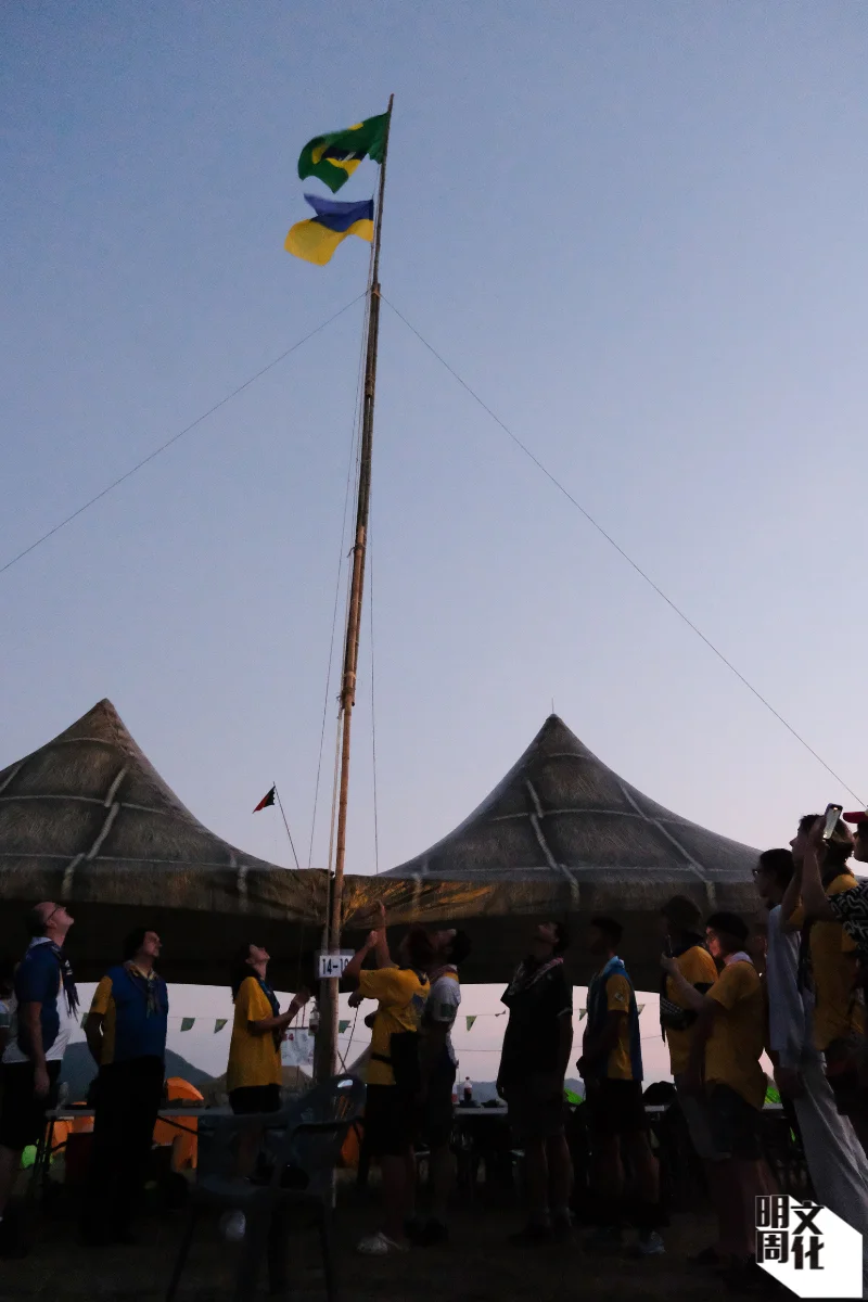 烏克蘭童軍代表團團長Tamila Sevruk說，巴西早於抵韓前數個月已邀約這次聚會。巴西童軍特意帶來烏克蘭國旗，又準備烏克蘭國歌。升旗時，在場氣氛凝重。