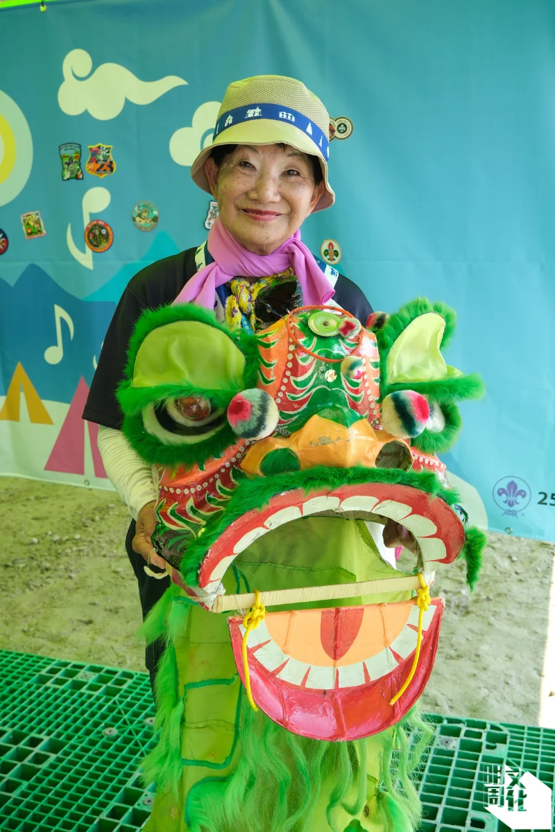 在台灣童軍攤位裏，曾蘭香熱情向不同國家的童軍介紹文化特色。