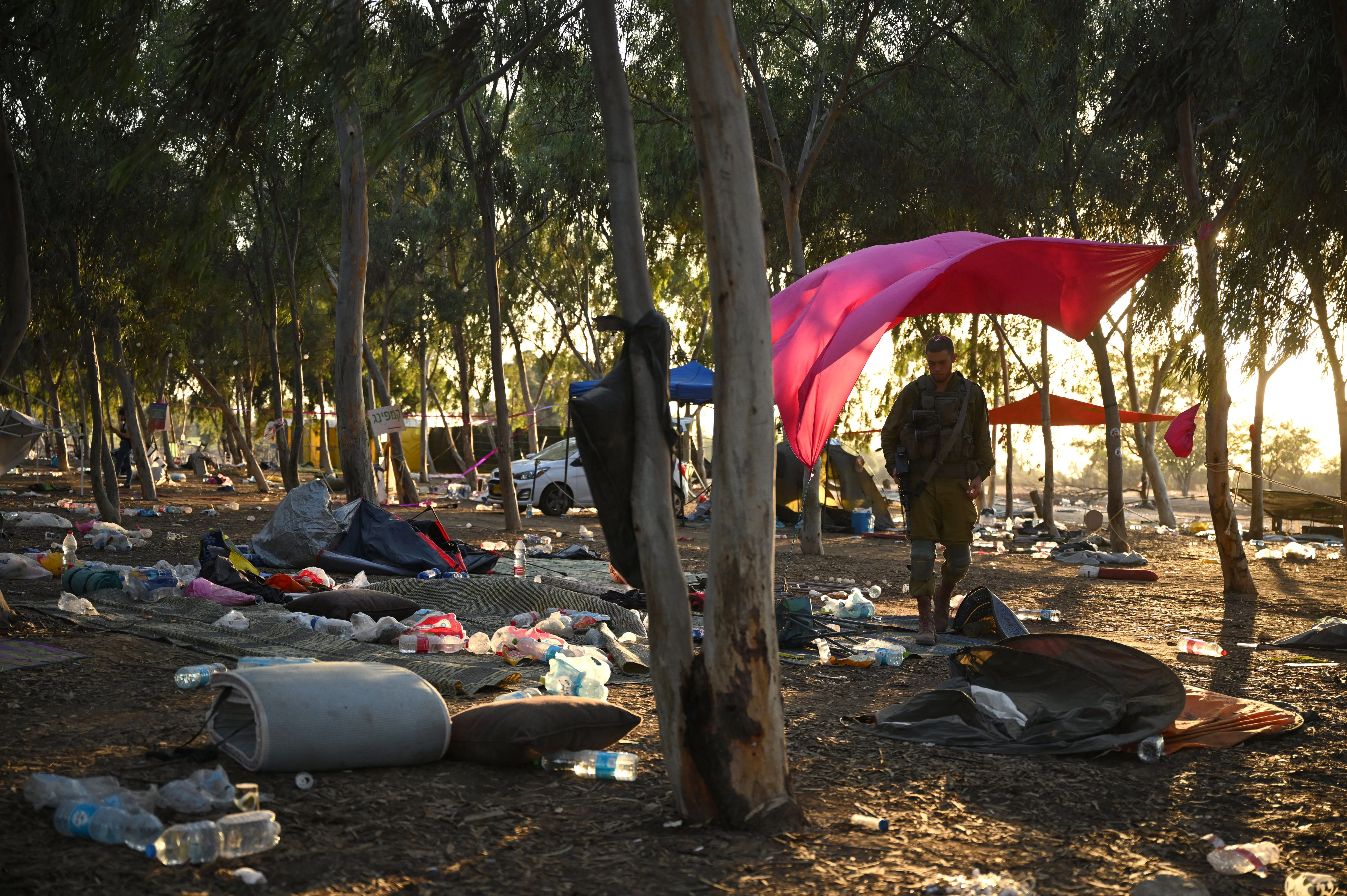以色列音樂節現場，以軍持續在汽車和帳篷內搜尋身分證件和財物。（法新社圖片）