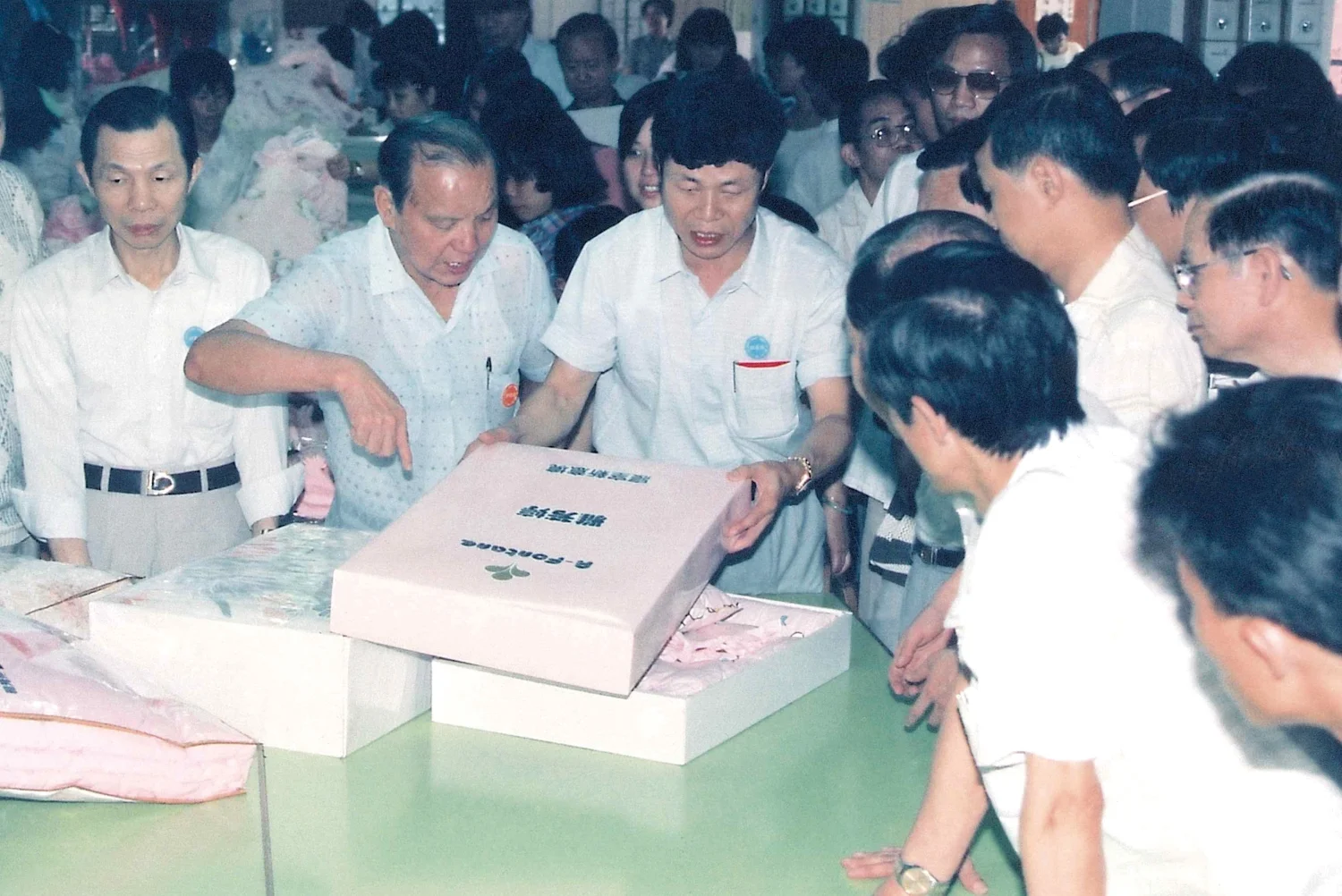 許章榮對產品要求嚴謹，在八十年代於深圳雅芳婷中心親自向顧客介紹產品。