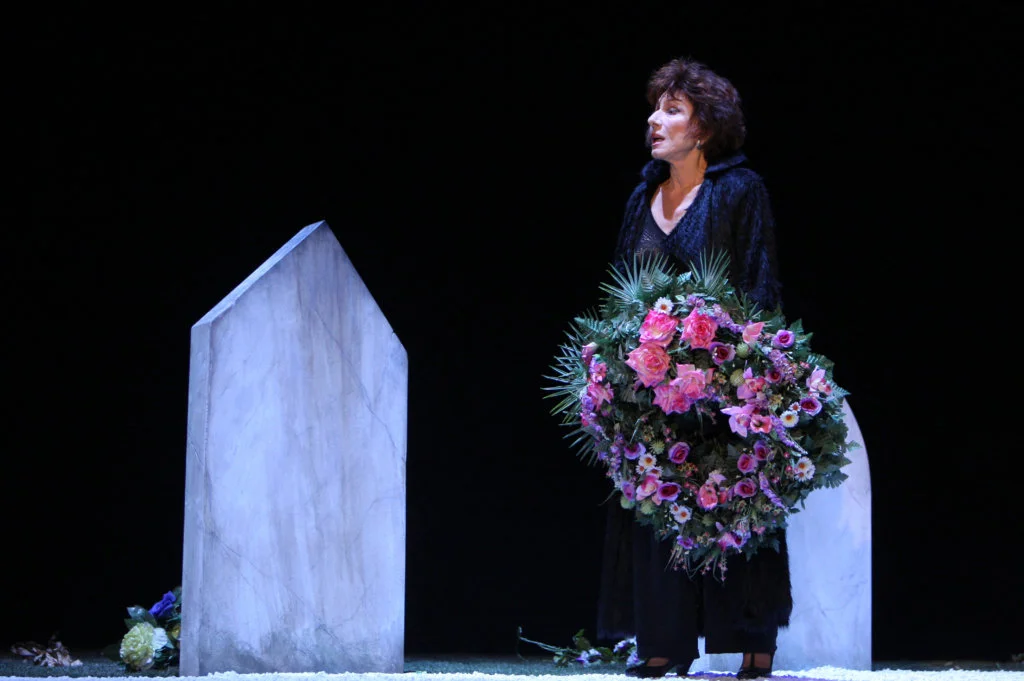 2008年，劇作《秋之夢》在巴黎演出。