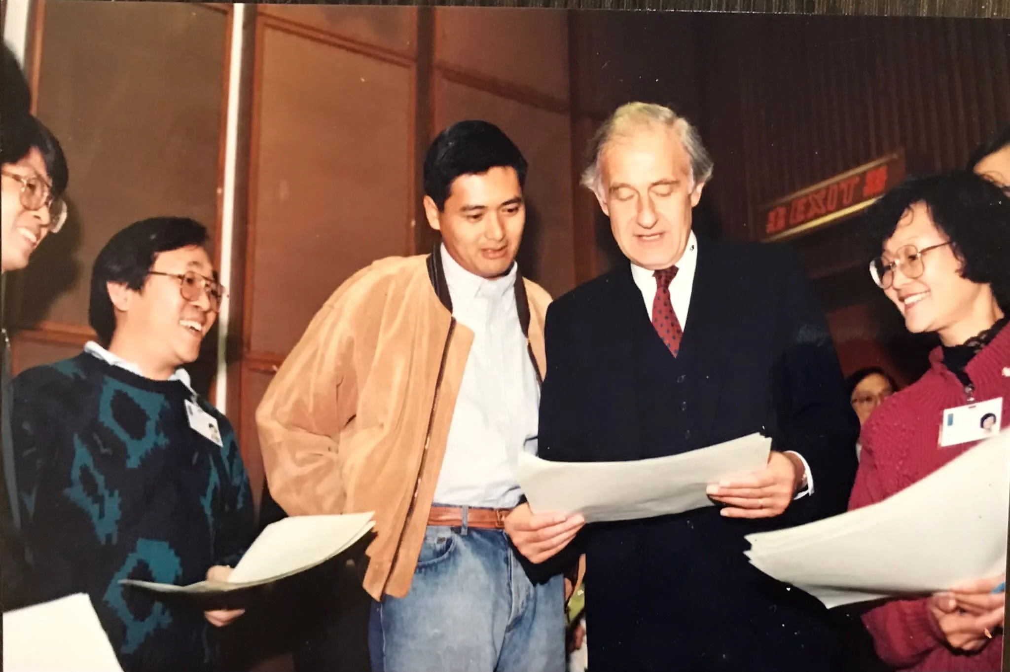 港督衛奕信（右二）曾參觀商台，並與陳慕賢（右一）、周潤發（中）等合演《紅星劇場》。