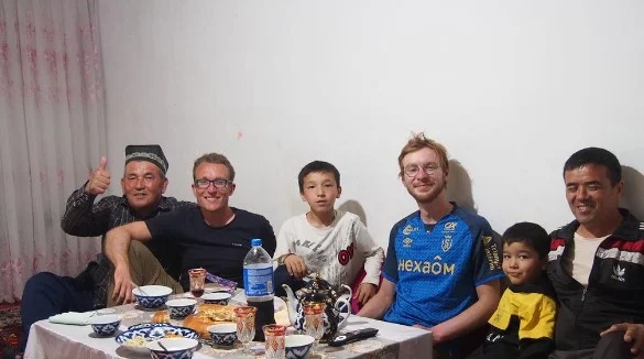 在烏茲別克，他們遇到友善的當地人招待他們食物，並借宿一宵。那夜過後，他們說，最困難往往是道別。