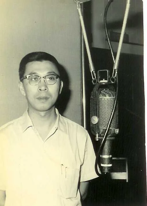 原名周朝杰的金剛於一九五三年投入廣播界，先後於香港電台及商業電台任職。